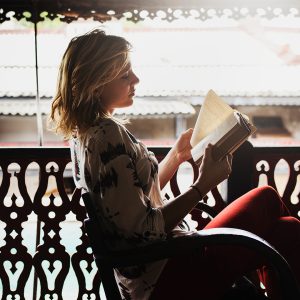 Top-10-cărți-pe-care-le-poți-citi-pe-balcon